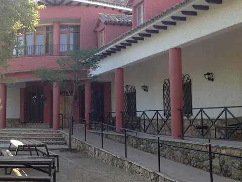 fachada y patio del edificio del albergue