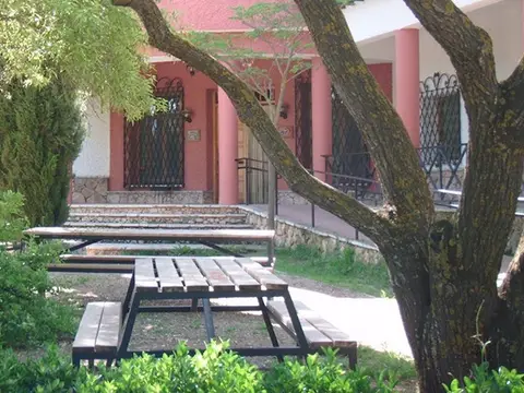 entrada y zona de mesas junto al edificio