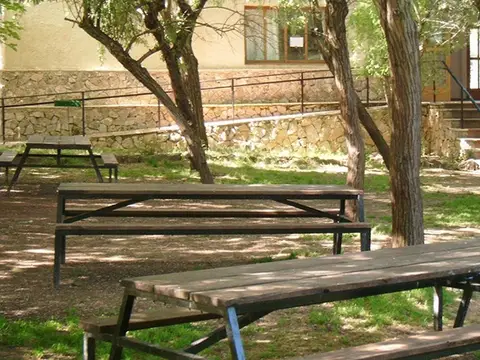 pinada con mesas de campamento