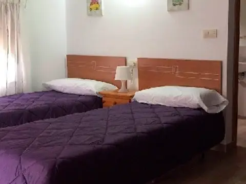 habitación con dos camas y armario