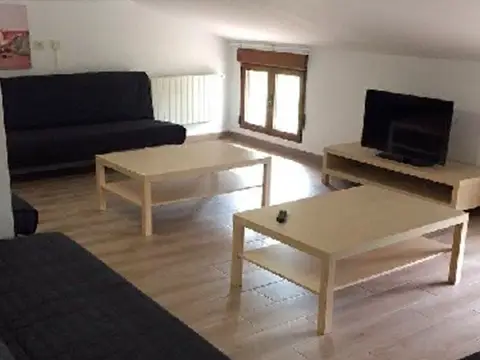 sala de descanso con sofás y televisión