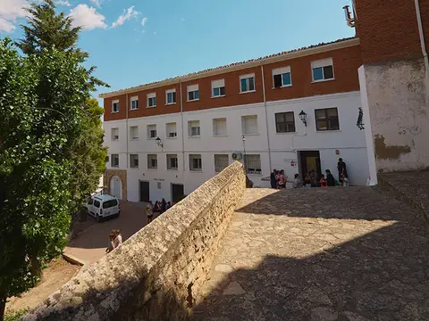 fachada del albergue y patio de entrada