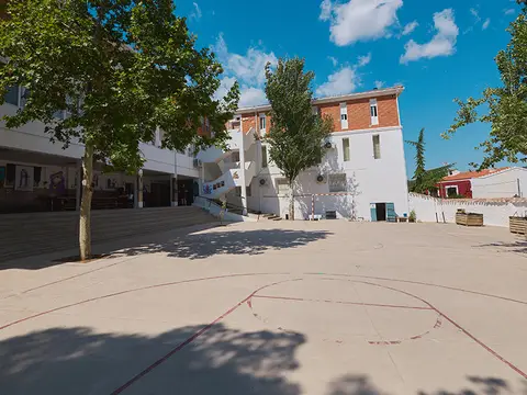 pista deportiva y explanada exterior