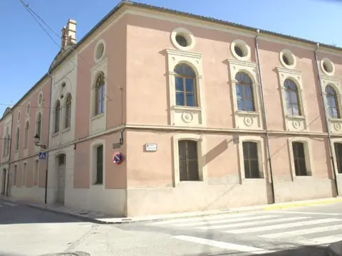 fachada principal del antiguo convento, sede del albergue