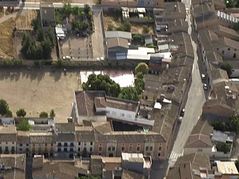 vista aérea del edificio y su patio en el centro del pueblo