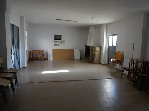 salón-comedor del albergue con chimenea