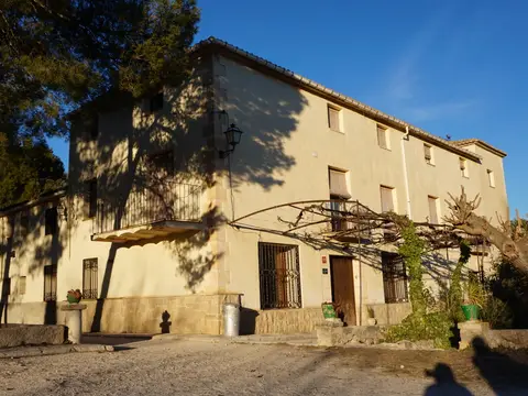 fachada de la masía rehabilitada de la Casa de Espiritualidad