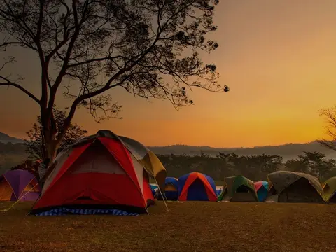 zona de acampada al atardecer