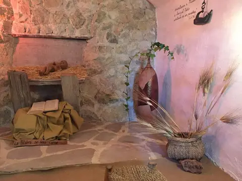 interior de la iglesia de Betania con el altar y el crucifijo