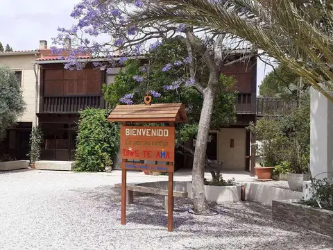 entrada de la casa con el cartel de bienvenida