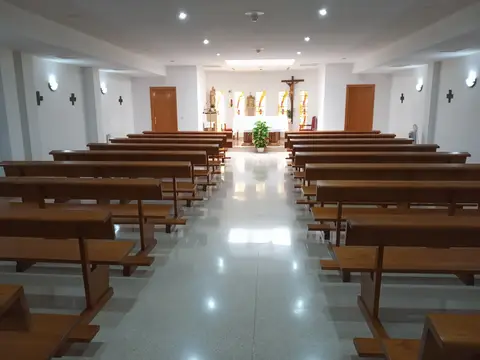 capilla con los bancos y el altar