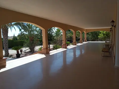 porche de arcos abierto al jardín