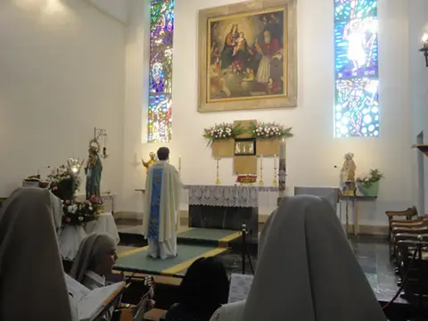 capilla del santuario con sus vidrieras