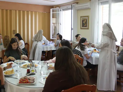comedor de la casa con un grupo de convivencias