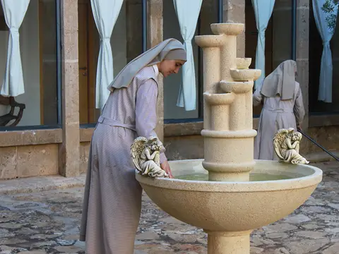 patio de la casa con la fuente