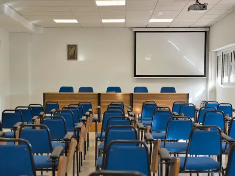 sala de audiovisuales y conferencias