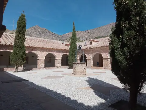 claustro del santuario, en torno al cual están las habitaciones