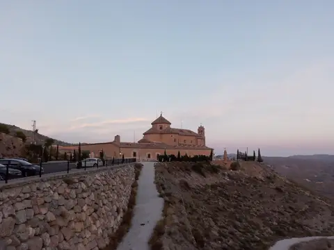 conjunto del santuario (templo, palacio y hospedería) desde el aparcamiento