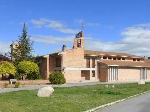 el monasterio actual de Santa María la Real (La Trapa) a la salida de Arévalo, obra de los años setenta del arquitecto Fernández del Amo
