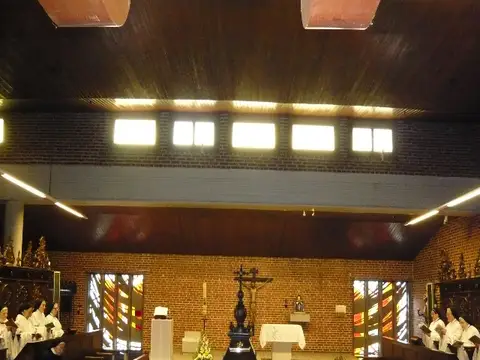 iglesia y coro del monasterio, de ladrillo visto y techumbre de madera