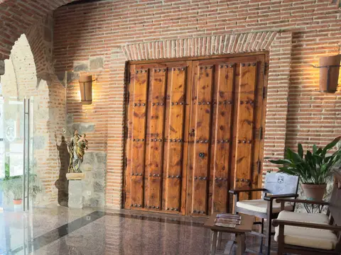 zona de recepción y acogida del albergue, con el portón de madera de entrada