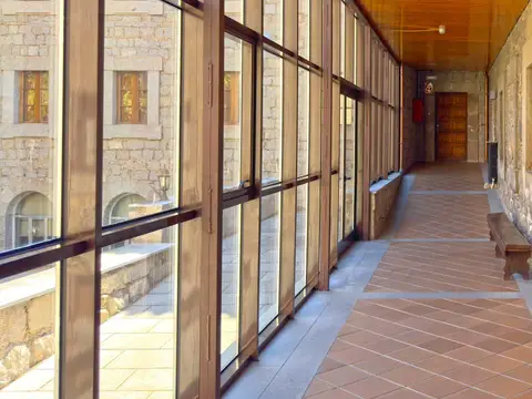 galería acristalada del claustro del convento, camino de las habitaciones