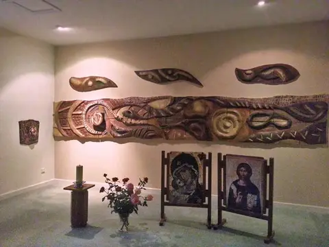 oratorio de la casa, con el retablo de madera tallada y los iconos