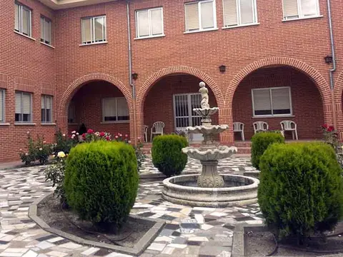 patio interior de la casa, con la fuente y los setos