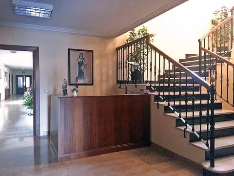 recepción y escalera de la casa