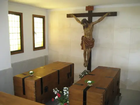 cripta de la casa, con los sepulcros de los fundadores, la Madre Rosario Fernández Pereira y el Padre Esteban González Vigil