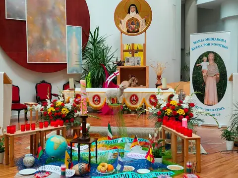 sala grande de la casa de Piedralaves preparada como capilla para una celebración de la congregación