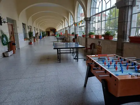 galería porticada de la casa, con futbolines y mesa de ping-pong