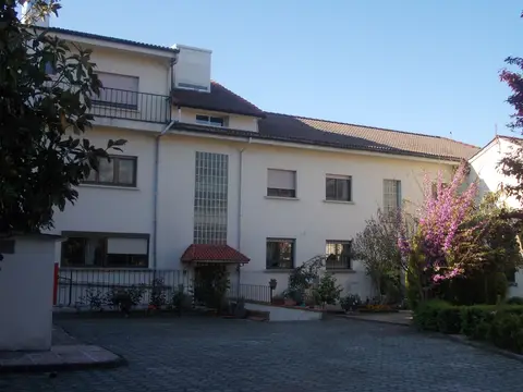 el edificio de la Casa de Espiritualidad Nuestra Señora de Lourdes, en el barrio de Lourdes de Arenas de San Pedro