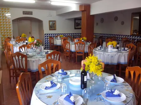 comedor de la casa, con las mesas puestas