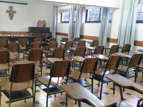 sala de reuniones de la casa, preparada con sillas y pizarra