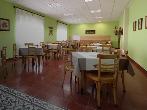 uno de los comedores de la casa, con las mesas puestas