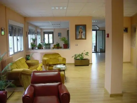 sala de estar de la casa, con sofás y ventanales al jardín