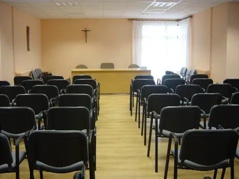 sala de reuniones de la casa, preparada con sillas y mesa presidencial