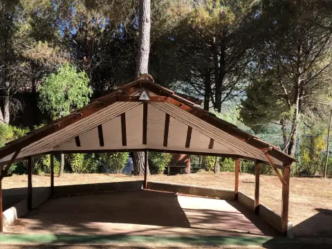 porche de madera al aire libre en el pinar del centro, zona de las cabañas