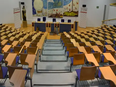 aula magna del CITeS, con las gradas de pupitres y el mural del testero