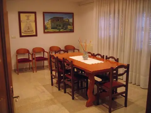sala de estar y comedor pequeño de la hospedería