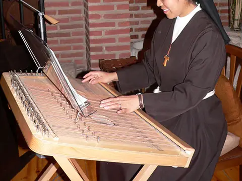 oratorio de la hospedería con el crucifijo de San Damián