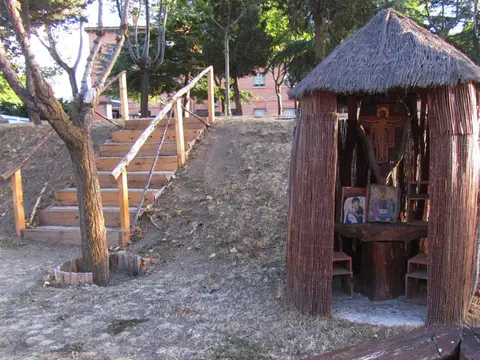 una de las cabañas de madera de «Rivotorto», con la escalera de acceso