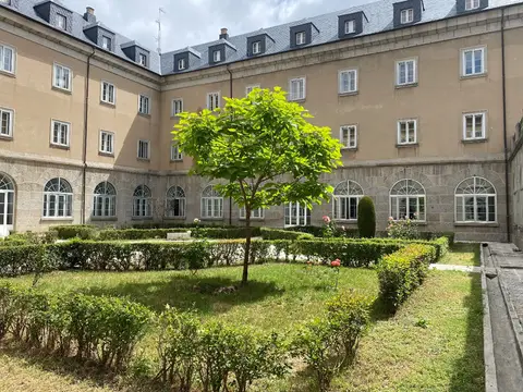patio ajardinado del colegio, con el edificio alrededor