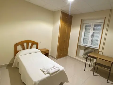 habitación individual del colegio, con baño propio