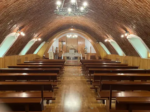 capilla del colegio, con la bóveda de ladrillo
