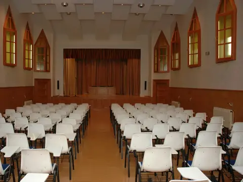 salón de actos del colegio, preparado con sillas