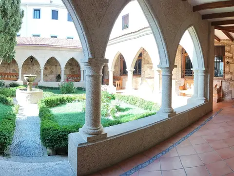 claustro del monasterio con el jardín interior y la fuente central