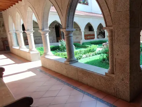 galería del claustro del monasterio, con los arcos de piedra sobre el jardín