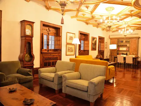 sala de estar grande de la casa, con el techo de casetones
